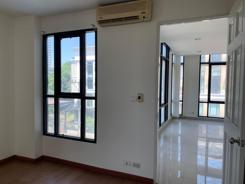 BH3381 ให้เช่าตึกอาคารสำนักงาน 4 ชั้น ติดถนนใหญ่ โครงการบ้านกลางกรุง ออฟฟิศ พาร์ค บางนา (Baan Klang Krung Office Park Bangna)