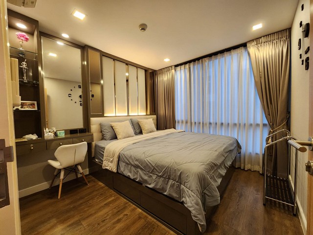 ขายคอนโด Esta Bliss (เอสต้า บลิซ) ขนาด 49 ตร.ม ชั้น2 ตึกA 2นอน 1น้ำ สิ่งอำนวยความสะดวกครับครันพร้อมอยู่ ใกล้สถานีรถไฟฟ้าสายสีชมพูอาคาร : Aห้องอยู่ชั้นที่ : 2 (ห้องริมสุด)พื้นที่ใช้สอย : 49 ตารางเมตรห้องนอน : 2 ห้องห้องน้ำ : 1 ห้อง  (ห้องอาบน้ำ และห้องน้ำแยกกัน)ห้องครัว : 1ห้องมีระเบียงนั่งเล่นสิ่งอำนวยความสะดวกในโครงการลิฟท์ที่จอดรถการรักษาความปลอดภัย 24 ชั่วโมงกล้องวงจรปิดสระว�