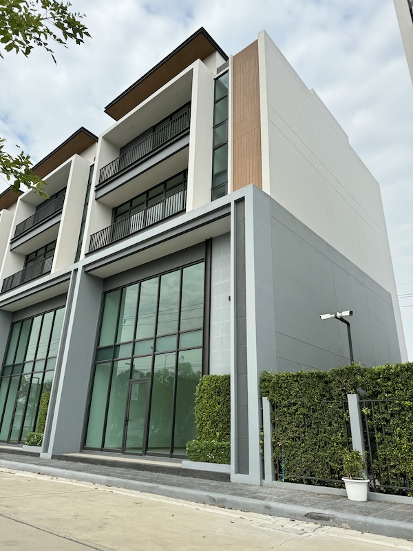 BH2865  ให้เช่าทาวน์โฮม 4 ชั้น เมซอง 168 เมืองทอง Maison 168 Muangthong มีลิฟต์ ติดถนนใหญ่ ใกล้รถไฟฟ้าสายสีชมพู