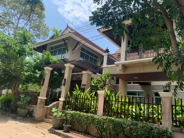 ขายบ้านเดี่ยวหลังใหญ่ ขายบ้านหรูพร้อมสระว่ายน้ำหมู่บ้านธาราปุระ หน้าอ่างเก็บน้ำหนองค้อ 3 นอน 5 น้ำ สไตล์ล้านนา ร่มรื่น มีความเป็นส่วนตัว บ้านพักยามเกษียณ ฝั่งสวนเสือ หนองขาม ศรีราชา ชลบุรีโทร. 095-196-4242 (คุณจุ๊)Line ID : jll689https://lin.ee/vwWJVLcFB page : https://www.facebook.com/ChulaluckHomeliving/รายละเอียด- เนื้อที่ขนาด 125 ตารางวา / พื้นที่ใช้สอย 220 ตารางเมตร- 3 ห้องนอน 3 ห้องน้ำ (มีห้องน้ำในห้องนอนทุกห้อง)- 2 ที่จอดรถ- 1 ห�