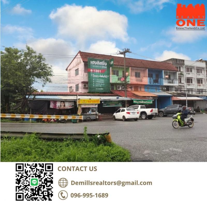 **ขายอาคารพาณิชย์ 3 ชั้น ใกล้ตลาดบางน้ำเปรี้ยว อำเภอบางน้ำเปรี้ยว จังหวัดฉะเชิงเทรา**  **ราคา 2,850,000 บาท** (55,882 บาท/ตร.ม.)  เจ้าของขายเอง  พิกัด:https://maps.app.goo.gl/hnLSTrwKERk3BYDw6**รายละเอียดทรัพย์**  - อาคารพาณิชย์ 3 ชั้น  - ขนาด 17 ตารางวา (51 ตารางเมตร)  - 2 ห้องนอนแบบสตูดิโอ  - 2 ห้องน้ำ  - 1 ห้องครัว  - เครื่องปรับอากาศ 2 เครื่อง  - ติดถนนเส้นหลักตลาดบางน้ำเปรี้ยว  - ด้านหลังติดคลองขวาง  **สถานที่ใกล้เคียง**  - ตลา