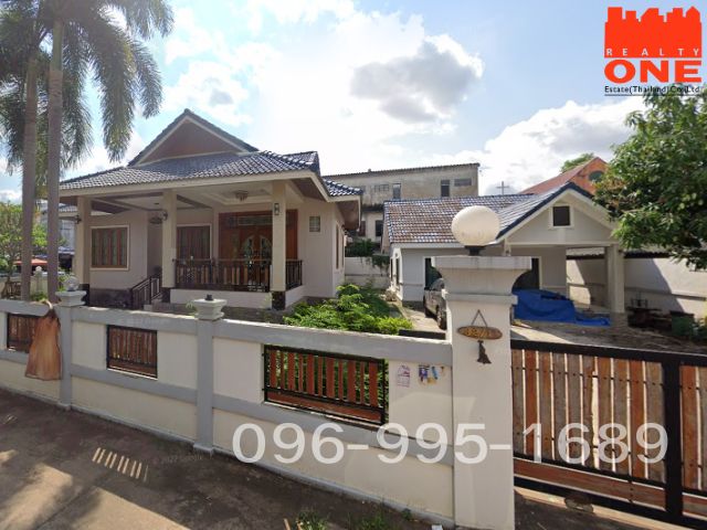 ขายบ้าน 2 หลัง เนื้อที่ 141 ตร.ว. ใจกลางเมืองสระแก้ว ราคาคุ้มค่าทำเลดี บ้านตั้งอยู่ใน ต.สระแก้ว อ.เมือง จ.สระแก้ว  พิกัด:(https://maps.app.goo.gl/y4ZHeuyJZSjc7Qq59)  ใกล้สิ่งอำนวยความสะดวก เช่น โรงเรียน โรงพยาบาล ร้านค้า และคาเฟ่  **ราคาขายเพียง 2,600,000 บาท**  (เพียง 18,440 บาท/ตร.ว.) เจ้าของขายเอง  รายละเอียดบ้านบ้านหลังใหญ่- พื้นที่ใช้สอยประมาณ 120 ตร.ม.  - 2 ห้องนอน  - 2 ห้องน้ำ  - 1 ห้องครัว  - 1 ห้องนั่งเล่น  บ้านหลัง�