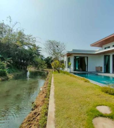 พิเศษ 8.9 ล้านบาท*พูลวิลล่า ริมน้ำสุดหรู บ้านใหม่เอี่ยม หนองผึ้ง - สารภี ผลตอบแทนจากการเช่า 7.5-8% คุ้มค่าที่สุดในย่านนี้!.บ้านชั้นเดียว สไตล์โมเดิร์นที่ดิน 159.8 ตร.ว. (639.2 ตร.ม.)พื้นที่ใช้สอย 300 ตร.ม.3 ห้องนอน | 3 ห้องน้ำสระน้ำเกลือส่วนตัว 4x8 ม.สวนภูมิทัศน์ และพื้นที่กลางแจ้งสุดร่มรื่น .จุดเด่นริมแม่น้ำ บรรยากาศสงบ ใกล้ชิดธรรมชาติออกแบบชั้นเดียว โปร่งโล่ง เพดานสูงสระน้ำเก�
