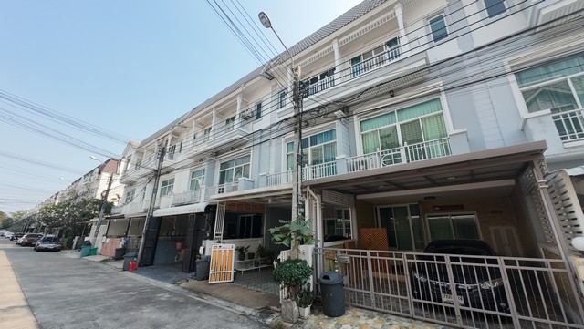 เดอะเมทโทร พระราม9 18/291 บ้านพร้อมอยู่  10 จุดเด่นที่คุณไม่ควรพลาด! ทาวน์เฮาส์ 3 ชั้น โครงการเดอะเมทโทร พระราม 9 1️⃣ ทำเลศักยภาพ – ตั้งอยู่บนทำเลคุณภาพย่านพระราม 9 เดินทางสะดวก ใกล้ทางด่วนและถนนหลักหลายสาย  2️⃣ บ้านหันหน้าทิศตะวันออกเฉียงใต้ – รับลมดี ไม่ร้อนอบอ้าว แสงแดดช่วงบ่ายไม่ส่องตรงเข้าตัวบ้าน  3️⃣ พื้นที่ใช้สอยลงตัว – ขนาด 3 ห้องนอน 3 ห้องน้ำ พร้อมแอร์ทุกห้อ�