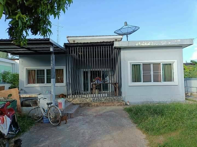 ขาย บ้านเดี่ยว ปากช่องคันทรีแลนด์ ใกล้ถนน ไม่ไกลตัวอ.ปากช่อง ใกล้บิ๊กซีปากช่อง ต.หนองสาหร่าย อ.ปากช่อง นครราชสีมา สนใจติดต่อสอบถามได้ค่ะรายละเอียด (Description)- ขนาด 89 ตร.วา- พื้นที่ใช้สอย 90 ตร.ม.- บ้าน 1 ชั้น- 4 ห้องนอน 2 ห้องน้ำการเดินทาง - ถนนหมายเลข 2247  450 เมตร- ถนนมิตรภาพสายเก่า  3.6 กิโลเมตร- ถนนธนะรัชต์  9.8 กิโลเมตรสถานที่ใกล้เคียง (Nearby Placess)- วัดท่ามะนาว  1.9 กิโลเมตร- ตลาดสดมิตรภาพ �