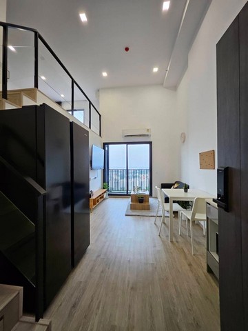 ให้เช่าคอนโด Knightsbridge Space Ratchayothinคอนโดดูโอ 2 ชั้น [Duplex] ห้องใหม่ ไม่เคยเข้าอยู่ราคาเช่า 26,000 บาท/เดือนมัดจำล่วงหน้า 1 เดือน + ประกัน 2 เดือนสัญญาเช่า 1 ปีฟรีค่าส่วนกลางรายละเอียดห้องขนาด 37.5 ตร.ม.ชั้น 21สระว่ายน้ำ & ฟิตเนส ชั้น 33เฟอร์นิเจอร์และเครื่องใช้ไฟฟ้าครบ พร้อมเข้าอยู่เครื่องปรับอากาศ Daikin Inverterเตาไฟฟ้า + เครื่องดูดควัน Hafeleทีวีไมโครเวฟเครื่องซักผ้าตู้เย็นเครื่องทำน้ำอุ่น�