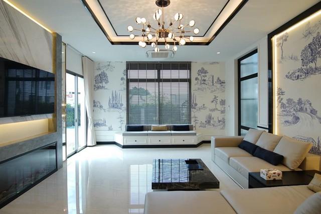 ขายบ้านเดี่ยวPerfect Masterpiece กรุงเทพกรีฑา Zone ใหม่ พร้อมตกแต่งในบ้าน สวนรอบบ้าน มีสนามบาสในบ้านคุณวรรณ(Agent) : 064-782-8966ID line : wan42879https://line.me/ti/p/qbnaHZKGUkรหัส WAN6826แบบบ้าน Pinnacle Aเนื้อที่ 202 ตารางวาพื้นที่ใช้สอย 700 ตารางเมตร-5 ห้องนอน 6 ห้องน้ำ-1 ห้องLiving 1ห้องFintness-1 ห้อง Diining 1 ห้องKitchen-1 ห้องพระ-1 ห้องแม่บ้านใหญ่ 1 ห้องน้ำ-แม่บ้าน ห้องPantry-1 ห้องเก็บของใหญ่การเดินทาง-มอเตอร์เวย์ ด่านทับช้าง-รถไฟฟ้าสายสีส้ม-ARL หัวหมาก-�