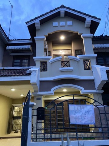 LVPUu53042 ให้เช่าบ้านทาวน์เฮ้าส์ 2 ชั้น หมู่บ้านเมืองเอกโครงการ 5 ตำบลหลักหก อำเภอเมืองปทุมธานี จังหวัดปทุมธานีราคาเช่า : 17,000 บาท/เดือน (พร้อมเฟอร์นิเจอร์+ค่าส่วนกลาง)ที่ตั้ง : หมู่บ้านเมืองเอก ต.หลักหก อ.เมือง ปทุมธานีชื่อโครงการ : บ้านเมืองเอก โครงการ 5รายละเอียด : - พื้นที่ 24 ตร.วา- พื้นที่ใช้สอย 130 ตร.ม. - 3 ห้องนอน - 2 ห้องน้ำ - ให้เช่าพร้อมเฟอร์ตามรูป เตียงนอนพร้อมฟูก 3 เตียง