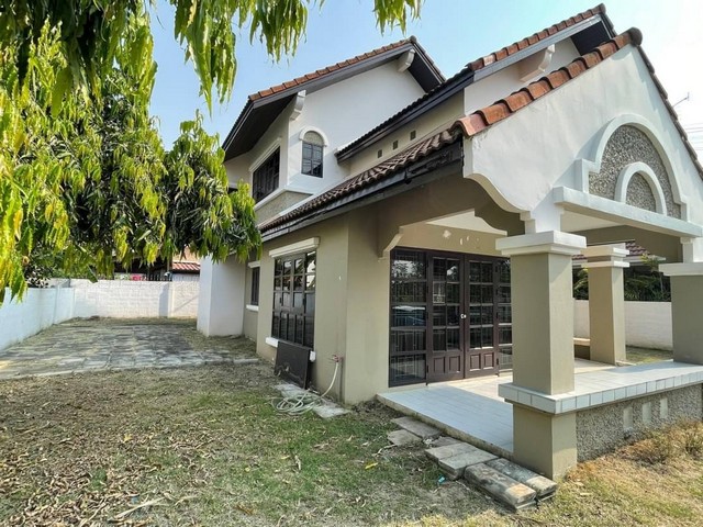 LV53037 ให้เช่าบ้านเมืองเอก โครงการ 5 ตกแต่งบ้านสไตล์โมเดิร์นยุคใหม่ ใช้โทนสีกลาง สบายสายตาราคาเช่า : 27,000 บาท/เดือน ที่ตั้ง : ปทุมธานี  เมืองปทุมธานี  หลักหกชื่อโครงการ : บ้านเมืองเอก โครงการ 5รายละเอียด : - ที่ดิน 120 ตร.วา- พื้นที่ใช้สอย 170 ตร.ม.- 3 ห้องนอน - 2 ห้องน้ำ- 1ห้องนอน - 1 ห้องน้ำแม่บ้าน- แอร์ 3 ตัว - จอดรถ 2 คันสิ่งอำนวยความสะดวก - ฟิตเนส- สวนสาธารณะ- มีการรักษาความปลอดภัย (รปภ.
