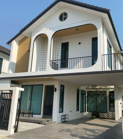 ราคา 5.59 ล้านบาท*บ้านสมาร์ทโฮม | โมเดิร์น มินิมอล บ้านนอกโครงการ น้ำไม่ท่วม ใกล้ตลาดผักหวาน 550 เมตร.ที่ดิน 57.6 ตรว. พท.ใช้สอย 250 ตรม.3 ห้องนอน1 ห้องทำงาน (ชั้นล่างปรับเป็นห้องนอนได้)1 ห้องแต่งตัว4 ห้องน้ำ 1 ครัว 2 จอดรถ.ใกล้สนามบินเชียงใหม่ 8 กม.ใกล้แยกสะเมิง หลังกาดผักหวาน สันผักหวาน หางดงเชียงใหม่ใกล้ถนนวงแหวนรอบสาม 500 เมตร ใกล้แมคโคร บิ้กซี โลตัส กาดฝรั่ง .ทำเลหางดง เข้า�