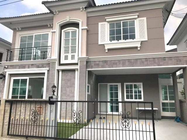 ให้เช่าบ้านแฝด 2ชั้น โกลเด้นท์นีโอ สาทร/ กัลปพฤกษ์ หน้าบ้านส่วนตัวเป็นสนามหญ้า +ไม่ชนกับบ้านใครขนาด พื้นที่38 ตารางวา   3 ห้องนอน 2 ห้องน้ำ (จริงๆมี 3 ห้องน้ำ แต่ทำเป็น ห้องเก็บของ)- Fully furnished + Ready to move in- เฟอร์นิเจอร์ built in แอร์ครบ5ตัว- เครื่องใช้ไฟฟ้าครบ- ตู้เย็น, ไมโครเวฟ, เครื่องอบผ้า ,เครื่องซักผ้า, Smart TV- Build in Kichen โรงรถ ที่จอดรถ 2จอด Facilities  Clubhouse  สระว่ายน้ําระบบเกลือ พร้อมสระเด็ก  ฟิตเ�