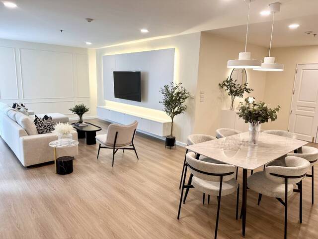Grand Langsuan.BTS: Chit Lom , RatchadamriSize: 146 sqm., 3 bedrooms, 3 bathrooms Floor: 16 unblocked view Rental price: 120,000baht/month Ref.: 281784Listing Detail: www.rent-bangkok-condo.com/properties/281784Co-agents are welcome. - - -Contact us for more information or arrange a viewing:Email. rbc.rentbangkokcondo@gmail.comCall. 066-0588-655Line ID: @rentbangkokcondohttps://lin.ee/9cMeMxeWhatsapp: 0660588655Wechat 微信: rentbangkokcondo