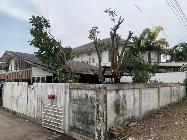 ที่ดินพร้อมสิ่งปลูกสร้าง(บ้าน1หลัง) 180 ตร.ว ซ.พหลโยธิน54/4 แยก3-2 ใกล้สถานีรถไฟฟ้า 2 สถานี คูคต และ สถานีแยก คปอ.  ประมาณ 1 กิโลรายละเอียด ที่ดินพร้อมสิ่งปลูกสร้างที่ดิน : เนื้อที่รวม 180 ตร.วสิ่งปลูกสร้าง : บ้านเดี่ยว 1 หลัง(ตามสภาพ)พิกัด : ซ.พหลโยธิน 54/4 แยก3-2 แขวง/เขตสายไหม กรุงเทพฯ 10220ราคาขาย : 69,000 บาท/ตร.ว  ค่าโอนฝ่ายละครึ่ง#รหัสทรัพย์ : SO662-3009สอบถามข้อมูลเพิ่มเติมโทร : 085-999-6229 (คุณฝ้าย)�