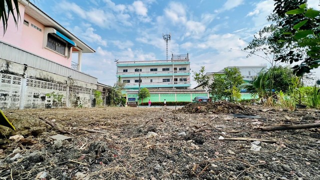 ขายที่ดินปล่า (ถมแล้ว) 100 ตร.ว เพชรเกษม เหมาะสำหรับสร้างหอพักนักศึกษา / บริษัท ฯลฯ ทำเลทอง & อยู่ใกล้ความเจริญความกว้างประมาณ 13 เมตรความลึก 30.5 เมตรเข้าซอยเพชรเกษม 77 สะดวกสบาย เข้า-ออกได้หลายทางสถานที่ใกล้เคียง :- มหาวิทยาลัยเอเชียอาคเนย์- วิทยาลัยเทคโนโลยี หมู่บ้านครู- มหาวิทยาลัยธนบุรี- Big C Extra- Food Land- Mackro- The Mall บางแค- โรงพยาบาลวิชัยเวช อินเตอร์เนชั่นแนล- โรงพยาบาลราชพิ�