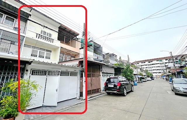 ลาดพร้าว107-111 รีโนเวทใหม่ โลตัส บางกะปิ 1.2 กม.ทาวน์เฮาส์ 3 ชั้น  3นอน 2น้ำ ม.รัตนบัณฑิต 800ม. MRT บางกะปิ 800ม. เดินทางเรือ