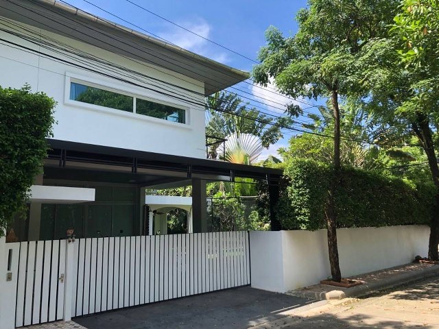  PZ344  : ขายบ้านเดี่ยวหัวมุม 2 ชั้น โนเบิล จีโอ วัชรพล  ขนาดเนื้อที่ 105.6 ตร.ว. เดินทางสะดวกใกล้รถไฟฟ้าสายสีชมพู และทางพิเศษฉลองรัช จุดขึ้น-ลงทางด่วนรามอินทรา-อาจณรงค์  บางเขต  กรุงเทพฯราคา 10,800,000 บาทรายละเอียด•บ้านเดี่ยวหัวมุม 2 ชั้น ติดสวนสาธารณะ•ขนาดที่ดิน 105.6 ตารางวา•พื้นที่ใช้สอย 350 ตารางเมตร•3 ห้องนอน / 4 ห้องน้ำ•ที่จอดรถ 2 คัน•หันหน้าทิศจุดเด่น•มีทางเข้าออกหลายทาง �