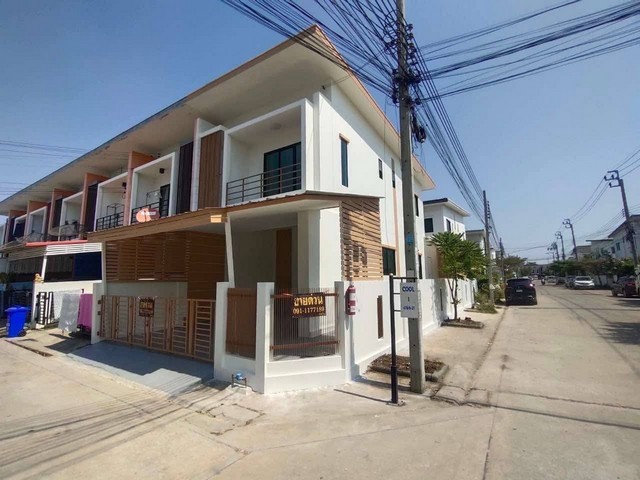 ขายด่วน บ้านหลังมุม สวยพร้อมอยู่ โครงการ สุขสำราญ คูล ประชาอุทิศ 90ที่ตั้ง: ถนน รพช.ประชาอุทิศ อำเภอพระสมุทรเจดีย์ จังหวัดสมุทรปราการ???? ราคา 2,590,000 บาท???? ทาวน์เฮ้าส์ 2 ชั้นเนื้อที่ 29.60 ตร.ว.3 ห้องนอน | 3 ห้องน้ำ | 1 ห้องโถง | 1 ห้องครัวจอดรถได้ 3 คัน (ในบ้าน 1 คัน ข้างบ้าน 2 คัน)ครัวลงเสาเข็ม พร้อมสวนหินข้างบ้าน โปร่งโล่ง ลมโกรก เย็นสบาย???? ของแถมโซฟาโต๊ะวางของหน้าโซฟาโต๊ะกินข้า�