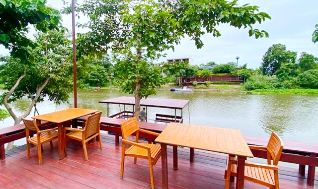ทำร้านอาหาร ให้เช่าที่ดินถมแล้ว  วิวแม่น้ำ บางปะหัน ทำโฮมสเตย์ ลานกางเต๊นท์  ริมตลิ่งคาเฟ่ ที่ดิน 2.5 ไร่ 4000ตรม. จากกทม. 46นาที