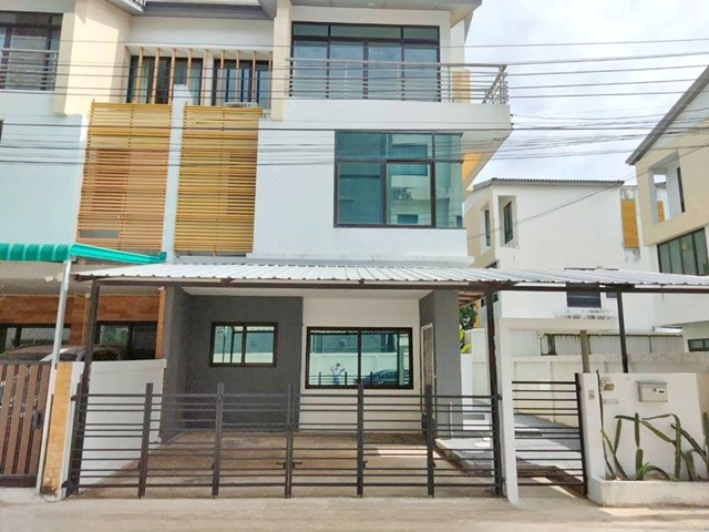 มาเรีย การ์เด้น 2กม.ไม่มีบ้านตรงข้าม ดีไซน์วิลเลจ MRTบางรักใหญ่ 1กม.บ้าน 3ชั้น  5นอน  4น้ำ  สไตล์โมเดิร์น ทำเลเยี่ยม  ราชพฤกษ์ 300ม.