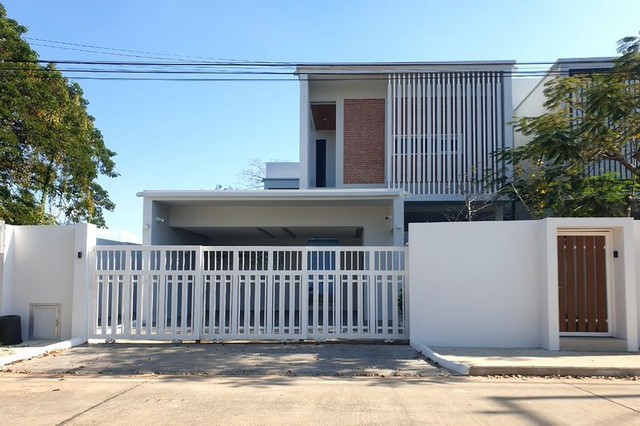 ให้เช่าพูลวิลล่า 2 ชั้น โมเดิร์นมินิมอล เฟอร์บิ้วอิน โครงการ เชียงใหม่วิวดอย1