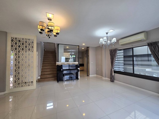 บ้าน บ้านมัณฑนา รามอินทรา-วงแหวน 5 BR 12900000 B. ใกล้กับ Fashion Island ทำเลคุณภาพ บ้านทำเลดีมาก อยู่ถนนเมนหลัก, หน้าบ้านไม่ตรงกับใคร, อยู่ต้นๆโครงการ, ไซด์บ้านใหญ่สุด, สภาพนางฟ้า