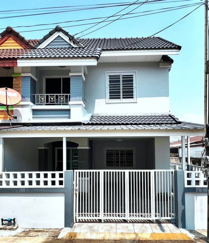 ขายบ้านดีบ้านสวยถือกระเป๋าพร้อมเข้าอยู่ หมู่บ้านโชติกา ซอยเทศบาล5  เนื้อที่  25   ตรวหลังริมมีพื้นที่ด้านข้าง 3 นอน  2 ห้องน้ำ 