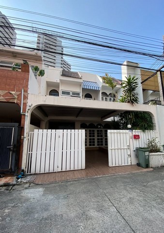 ให้เช่าทาวโฮม เข้า ซอยสุขุมวิท39 ,49 ใกล้ BTS สถานีพร้อมพงศ์ หลังมุม บ้านพร้อมมิตรวิลล่า หลังห้างสรรพสินค้าเอ็มควอเทียร์ ใกล้ห้างเอ็มโพเรียม