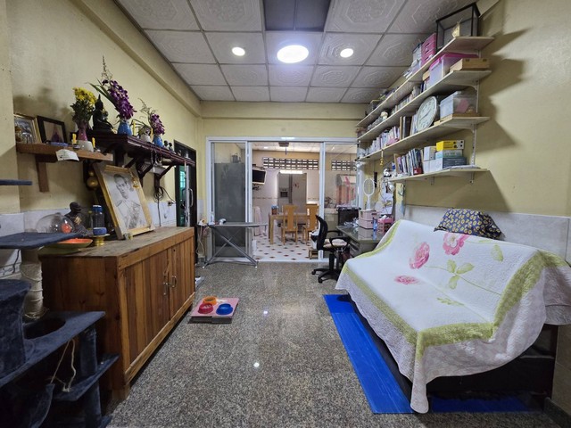 บ้าน หมู่บ้านหรรษา81/6 ถ.เพชรเกษม แขวงหนองค้างพลู เขตหนองแขม กรุงเทพมหานคร พื้นที่ =  51 SQ.WA 3 นอน 2 น้ำ 2800000 บาท ไม่ไกลจาก กรมที่ดินหนองแขม บรรยากาศน่าอยู่