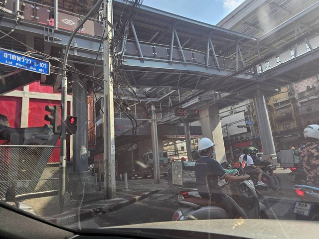 ขายที่ติดถนนลาดพร้าว101ติดถนน2ด้านซอยลาดพร้าวแยก7 ในที่ดินมีสิ่งปลูกสร้างเป็นโรงเรียน