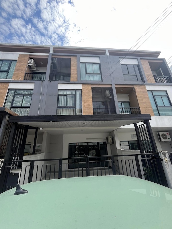 BH3526 ให้เช่า ทาวน์โฮม 3 ชั้น โครงการทรีโอ ร่มเกล้า ทำเลดี เหมาะทำโฮมออฟฟิศ ใกล้มหาวิทยาลัย และเส้นตัดใหม่