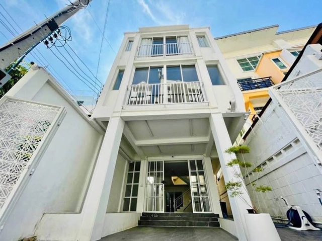 ทำเลใจกลางเมือง รัชดา BTSอารีย์ 1.3กม. ให้เช่าอาคาร 3ชั้น 28ตรว. 340ตรม. ร.นานาชาติรีเจ้นท์ 3.8กม. 3นอน 5น้ำ เหมาะกับทำธุรกิจเสริมความงาม