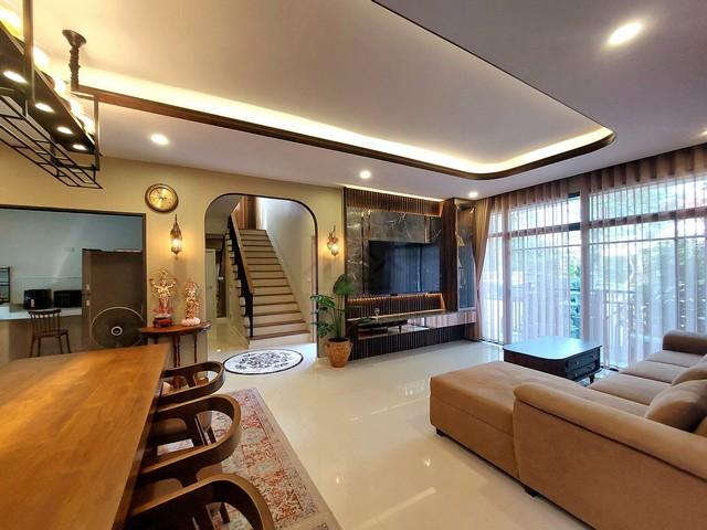 P527 ขาย บ้านเดี่ยว แกรนด์บริทาเนีย Grand Britania พระราม 9 - กรุงเทพกรีฑา ถนนพัฒนาชนบท 3 ตกแต่งสวยคลาสสิค เฟอร์นิเจอร์พร้อมอยู่ 