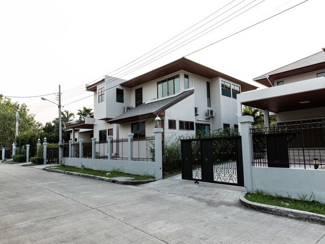 ให้เช่าบ้านเดี่ยว 2 ชั้น 3 หลัง 400 ตรว. 12 ห้องนอน หมู่บ้านเพอร์เฟค มาสเตอร์พีช พระราม 9 พร้อมสระว่ายน้ำ ใกล้ Stamford University