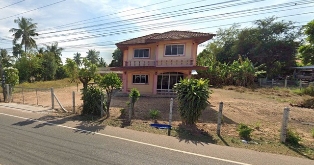 บ้าน ขายบ้าน ค.ส.ล. 2 ชั้น บ้านนกเค้า ตำบลระเวียง อำเภอโนนนารายณ์ จังหวัดสุรินทร์ 3000000 บ.  ขนาดเท่ากับ 63 ตรว. 3 NGAN 1 Rai ใกล้กับ ศาลาประชาคมบ้านนกเค้า 40 ม.  ทำเลดีๆ สุรินทร์   