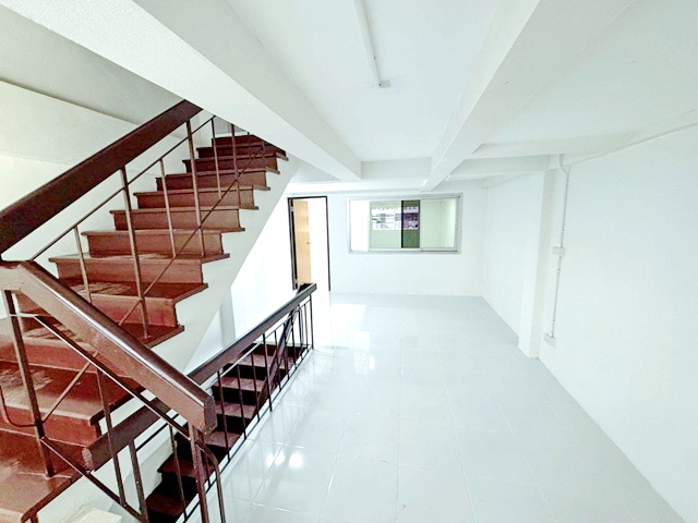 นานาชาติกีรพัฒน์ 2.3 กม.รามอินทรา61-67 ให้เช่าทาวน์โฮม 3.5 ชั้น 18 ตร.วา.MRT วัชรพล 1.2 กม.220 ตร.ม.รร.3 นอน 2 น้ำรพ.สินแพทย์ 3.3 กม.