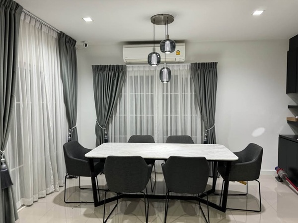 ให้เช่าบ้านสวย 2ชั้นเนื้อที่ 50ตร.ว พื้นที่ใช้สอย 180 ตร.ม 4ห้องนอน 4ห้องน้ำ เฟอร์ครบ ถนนนวมินทร์ 42 ราคาเช่า 85,000 บ/ด