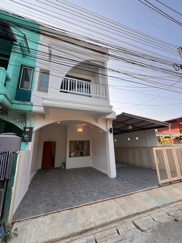 ทาวน์โฮม 2 ชั้น รีโนเวทใหม่ พร้อมเข้าอยู่ โซนวัดเกตุ 