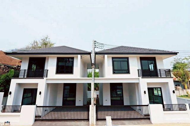 โซนหางดง ขายหลังละ 3.99 ล้าน #บ้านแฝดสร้างใหม่ #สไตล์คอนเทมเพอรารี่–โมเดิร์น #ใกล้กาดฝรั่ง มีเพียง 2 หลังเท่านั้น! #น้ำไม่ท่วม บ้านพร้อมอยู่