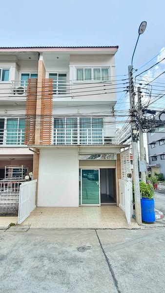 ให้เช่าทาวน์โฮมติดถนนใหญ่ ทาวน์โฮม 20วา3ชั้น 4นอน 4น้ำ 2โถง หัวมุมถนนพหลโยธิน