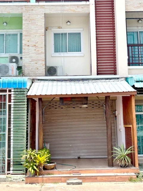 ทำเลดี  ม.ราชภัฎศรีสะเกษ 1.6 กม.ติดถนน ใจกลางเมือง 2 นอน 3 น้ำ  27 ตร.วา.324 ตร.ม. เหมาะกับทำโฮมออฟฟิศ ทำธุรกิจ ค้าขาย
