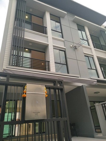 ให้เช่าทาวน์โฮม3 ชั้นตรงข้ามเซ็นทรัลรัตนาธิเบศร์  หลังมุม ติดสวน ใกล้สถาณีรถไฟฟ้า สายสีม่วง บ้านกลางเมือง รัตนาธิเบศร์ 