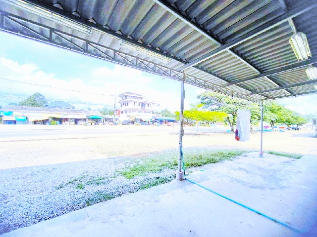 เทศบาลหนองคล้า 700 ม. PTT Station ตลาดตาลักษณ์ 1.4 กม. ให้เช่าร้าน 242ตร.ม. 102ตร.วาเทเลอร์เข้าได้ ล้งทุเรียน.ทำเลดี ติดถนนใหญ่ 2นอน