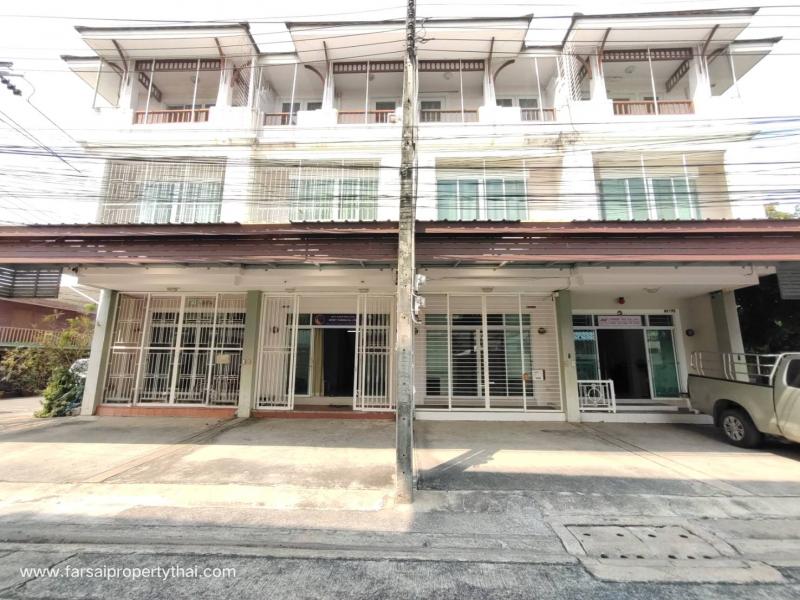 ให้เช่าทาวน์เฮ้าส์ 3 ชั้น เนื้อที่ 20 ตร.ว พื้นที่ใช้สอย 160 ตร.ม 3ห้องนอน 3ห้องน้ำ เฟอร์บางส่วน ถนนลาดพร้าว เขตจตุจักร  ราคาเช่า 20,000 บ/ด