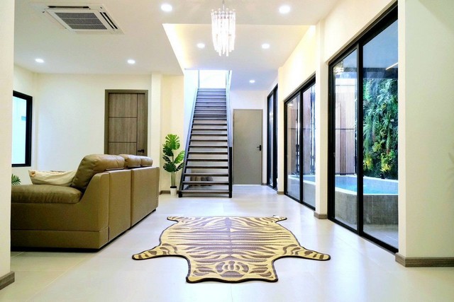LV53157 ขาย บ้านเดี่ยว Pool Villa บ้านเดี่ยว ซอยสุขุมวิท 60/1 สไตล์โมเดิร์นใหม่ทั้งหลัง ใกล้ BTS บางจาก ตกแต่งพร้อมอยู่ พร้อมสระว่ายน้ำ