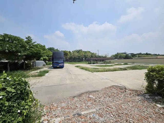 ที่ดินเปล่าทำเลดี ซอยกรุงเทพฯกรีฑา 32 ใกล้สนามบินสุวรรณภูมิ เหมาะสำหรับทำ โกดัง (Warehouse) หรือ โชว์รูมสินค้า