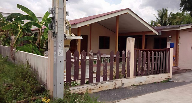 ขายห้องแถว​ 4​ ห้องพร้อมบ้านเดี่ยว บ้านเดี่ยว​ปล่อยเช่า  หลังละ​ 4000​ บาท ห้องแถว​ 4​ ห้อง เก็บค่าเช่าหลังละ​2000​ บาท