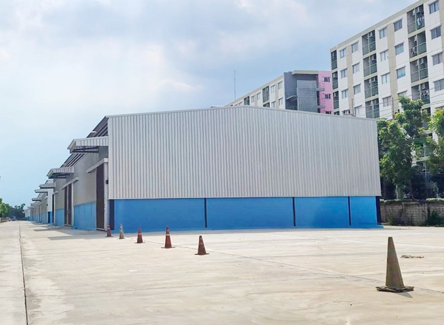 ให้เช่าใหม่ 1000ตรม. สนามบินสุวรรณภูมิ 4 กม.โกดังที่เดินถึง ARL ลาดกระบัง 650 ม. 124,999 บาทต่อเดือน ร่มเกล้า ลาดกระบัง 