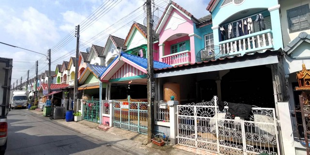 รหัส  16492 Sale Townhome ม.สมัครเพลส ซ.พยอม 20 ถ.เลียบคลองระพีพัฒน์ ขนาดเท่ากับ 17 sq.wa 0 Ngan 0 Rai 1100000 THB ไม่ไกลจาก ใกล้โรงเรียนสาธิตมหาวิทยาลัราชภัฏวไลยอลงกรณ์ โรงเรียนวัดคุณหญิงส้มจีน ตลาดนวมิตร บิ๊กซีนวนคร เทสโก้โลตัสนวนคร โรงพยาบาลการุญเ