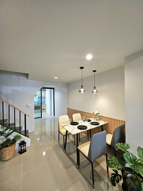 P693 ขายบ้าน ทาวน์เฮ้าส์ 2 ชั้น ซอยลาดปลาเค้า 83  สไตส์ Modern Classic  ฟรีโอน ใกล้เดอะแจส รามอินทรา ใกล้ MRT ลาดปลาเค้า