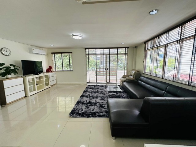 ให้เช่าบ้านเดี่ยว 4 ชั้น 5 ห้องนอน ย่านพร้อมพงษ์ ซอยสุขุมวิท 31 ปรับปรุงใหม่ ตกแต่งพร้อมเฟอร์นิเจอร์ ใกล้ BTS พร้อมพงษ์, Emporium 